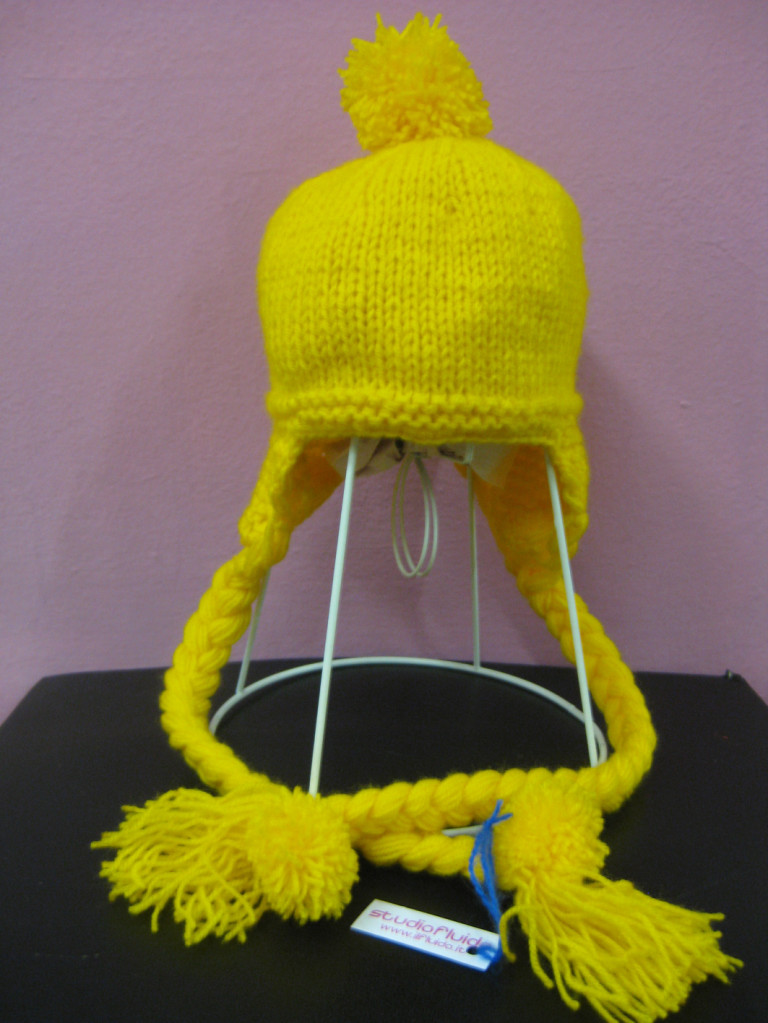 Studiofluido - Cappellino lana giallo con trecce e pon pon